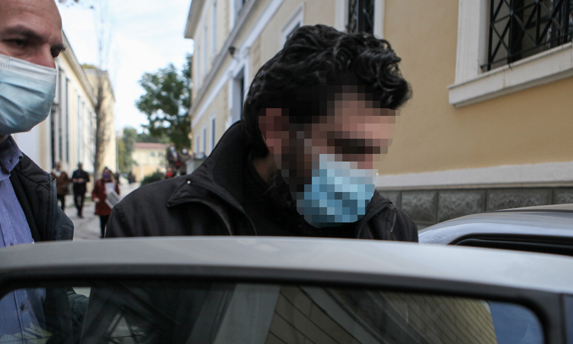 Ο 37χρονος ιερέας, ο οποίος κατηγορείται για βιασμό, τη στιγμή της εξόδου τους από τον ανακριτή