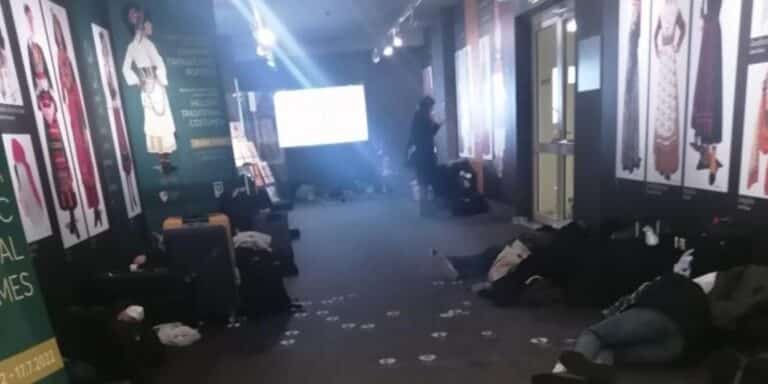 Κακοκαιρία «Ελπίς»: Εκατοντάδες εγκλωβισμένοι στο αεροδρόμιο «Ελευθέριος Βενιζέλος» (εικόνα)