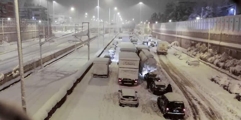 Τι δικαιούται ο πολίτης που εγκλωβίστηκε στην Αττική Οδό ή έμεινε στο τρένο της ΤΡΑΙΝΟΣΕ