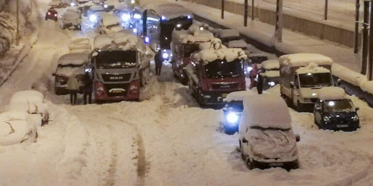 Συγκλονιστική μαρτυρία από εγκλωβισμένη στην Αττική Οδό: «Έλιωνα χιόνι για να πάρω φάρμακα – Έκανα την ανάγκη πάνω μου» (βίντεο)