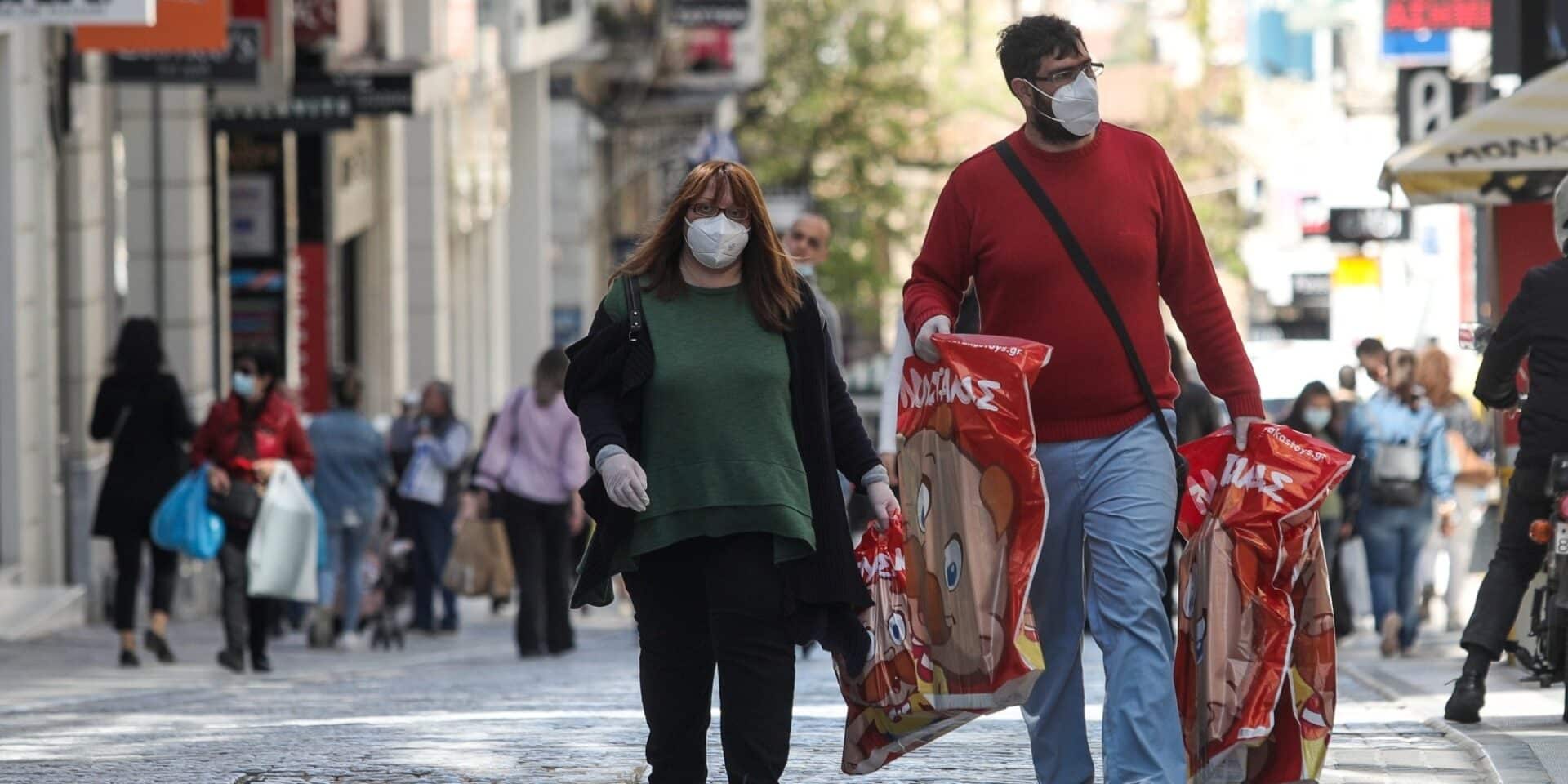 Πολίτες περπατούν στην Ερμού