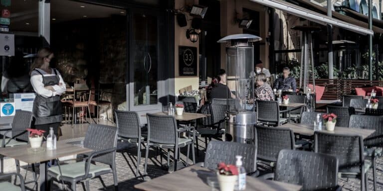 Μέτρα: Πιθανή επιστροφή της μουσικής και άρση ωραρίου στην εστίαση – Όσα εξετάζουν οι ειδικοί