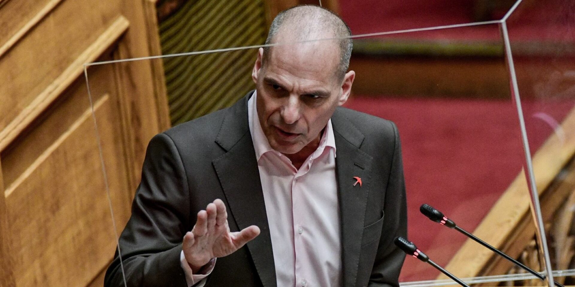 O Γιάννης Βαρουφάκης στο βήμα της Βουλής