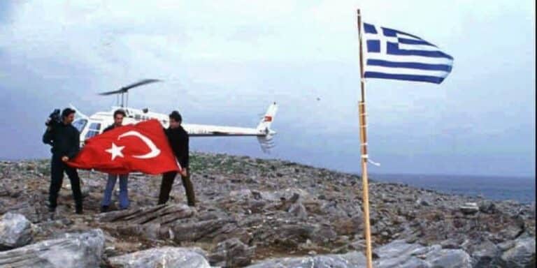 Σαν σήμερα: Ξεσπάει η «κρίση της σημαίας» στα ‘Ιμια και τα τύμπανα του πολέμου αρχίζουν να ηχούν (βίντεο)