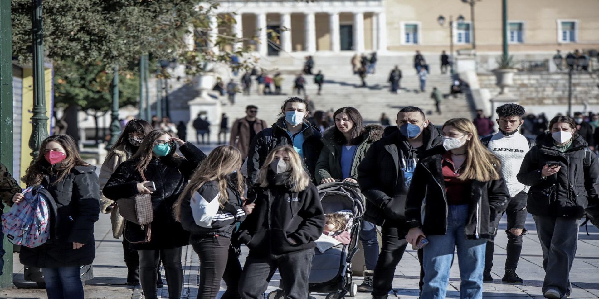 Κόσμος περπατάει στο Σύνταγμα