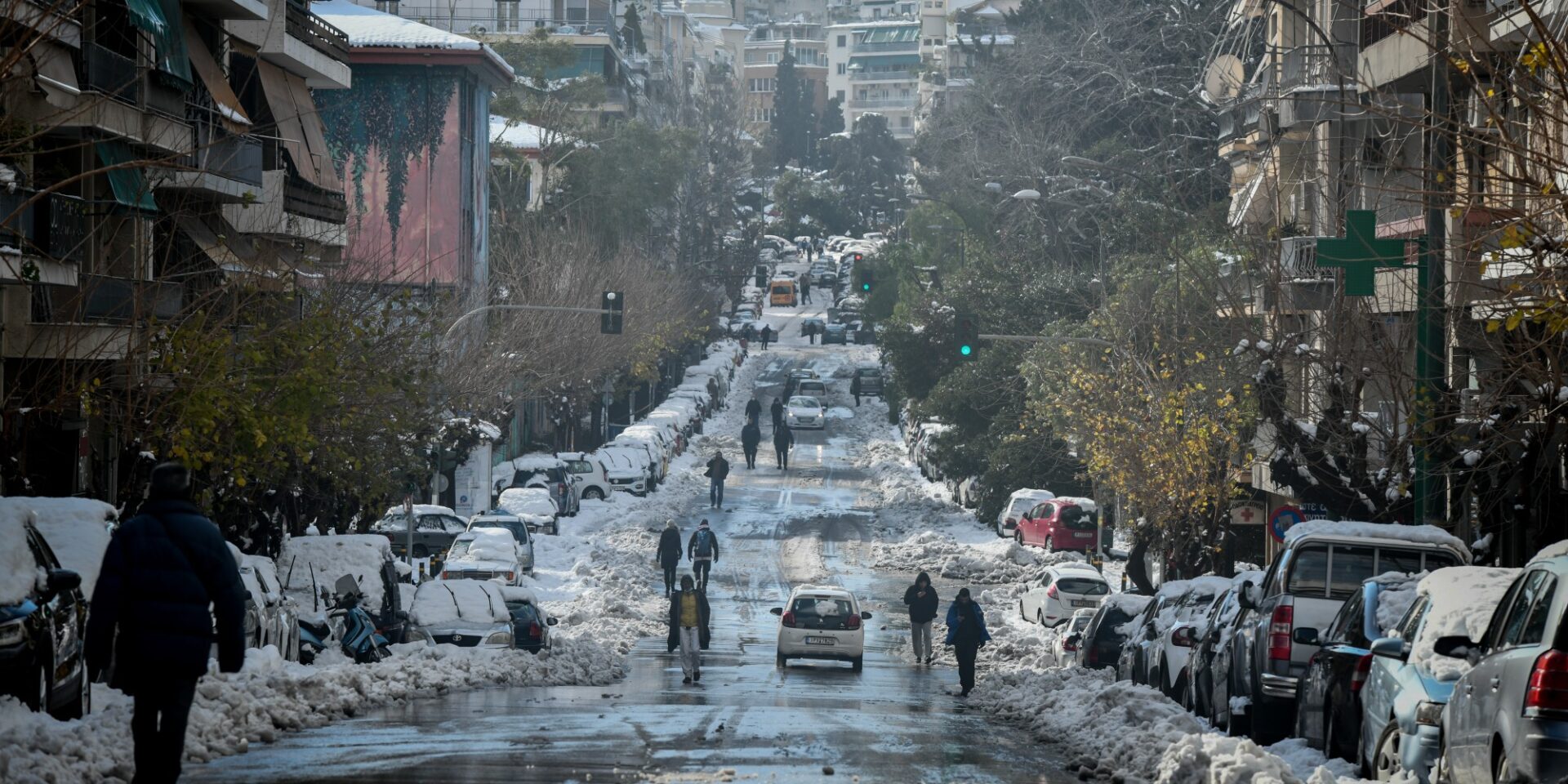 Δρόμος με χιόνια στην άκρη