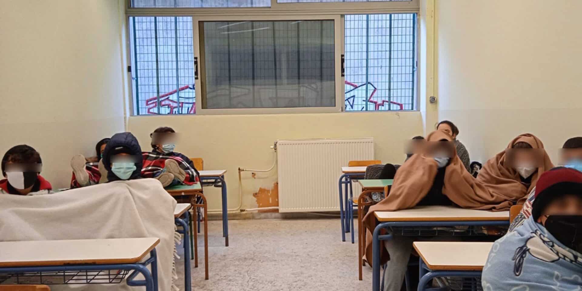 Μαθητές με κουβέρτες στο σχολείο