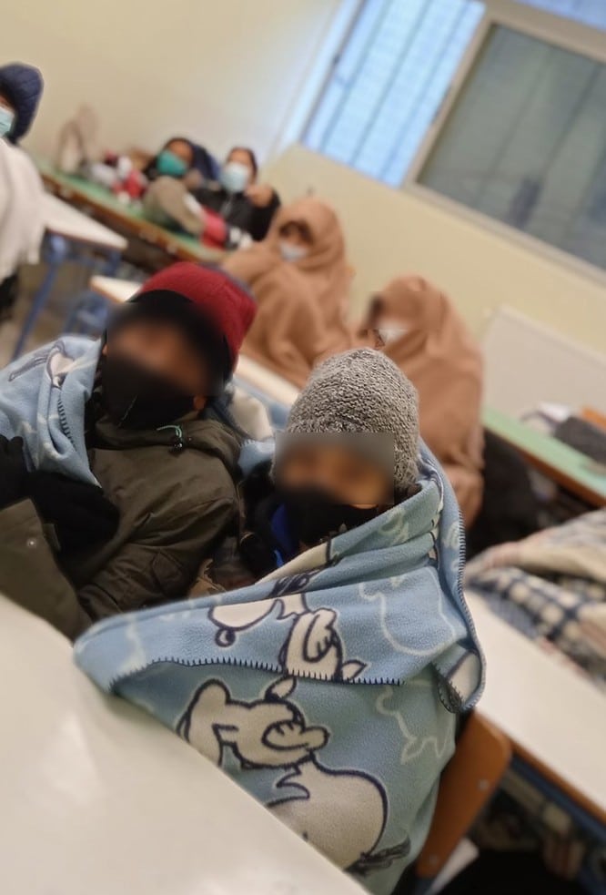 Kavala sxoleio 28 1 22 - Καβάλα: Μαθητές κάνουν μάθημα με κουβέρτες λόγω κρύου και... κορονοϊού (εικόνες)