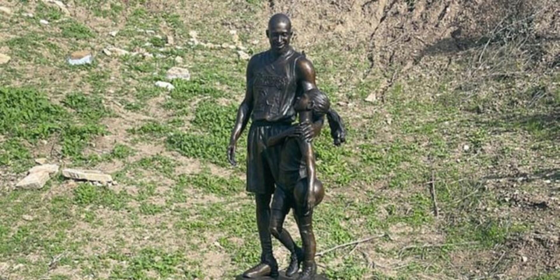 Άγαλμα του Κόμπε Μπράιαντ με την κόρη του
