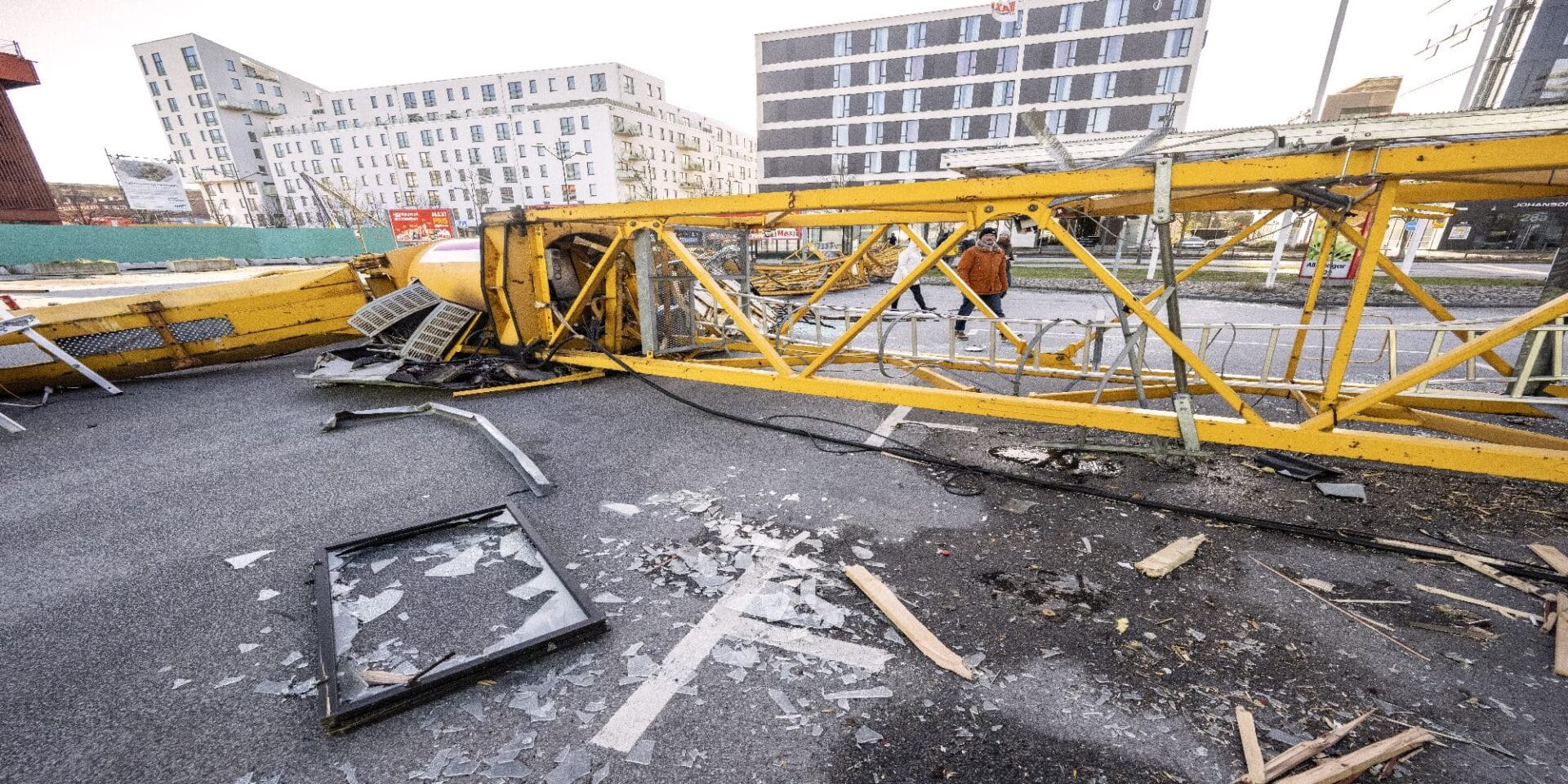 Πεζός περπατάει δίπλα σε έναν αναποδογυρισμένο γερανό εργοταξίου στη Σουηδία