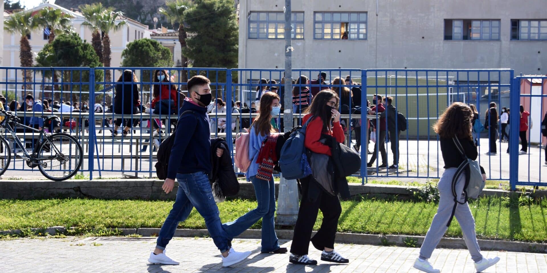 Μαθητές πηγαίνουν στο σχολείο
