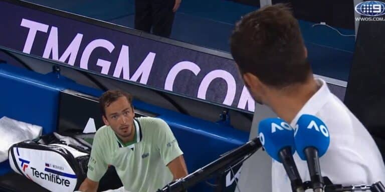 Χαμός στο Τσιτσιπάς – Μεντβέντεφ: «Είσαι ηλίθιος; Πώς γίνεται να είσαι τόσο κακός» (βίντεο)