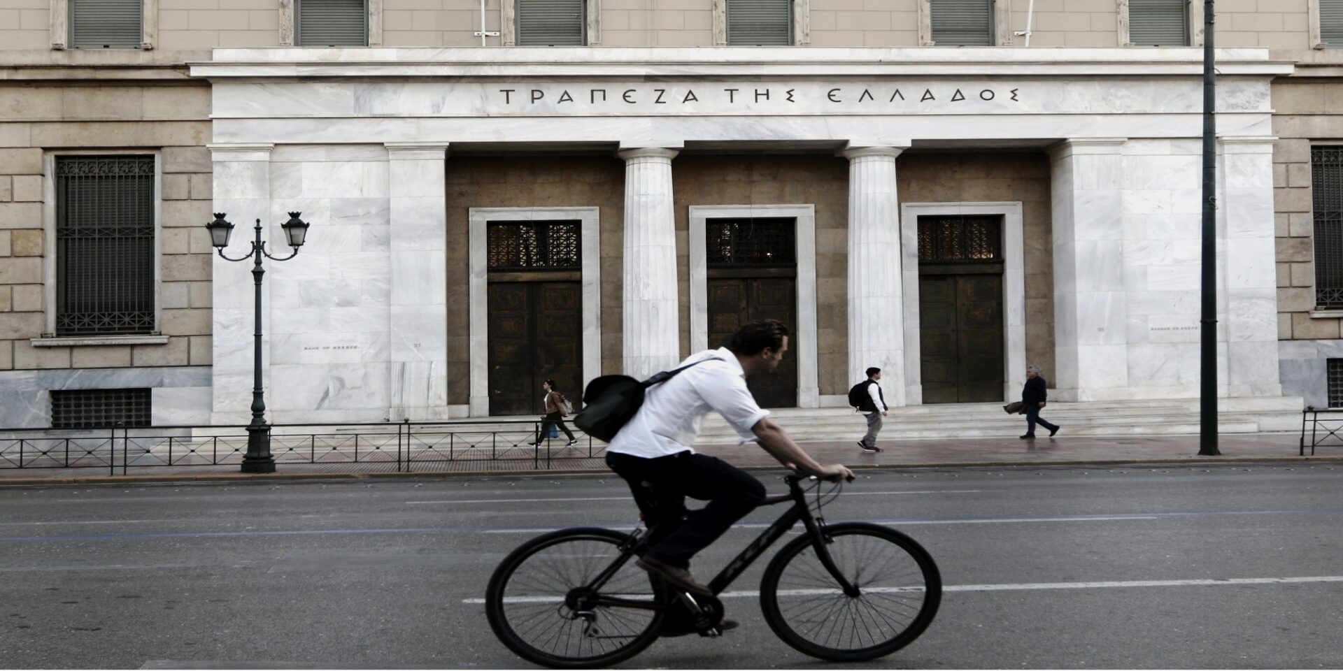Ποδηλάτης έξω από το κτίριο της ΤτΕ