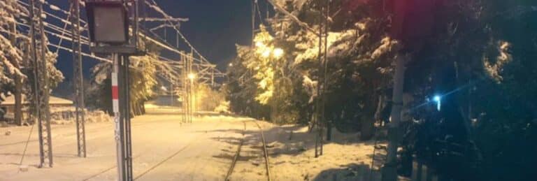 Απίστευτη ταλαιπωρία για 300 επιβάτες τρένου στην Οινόη: Παραμένουν εγκλωβισμένοι για 16 ώρες (εικόνα)