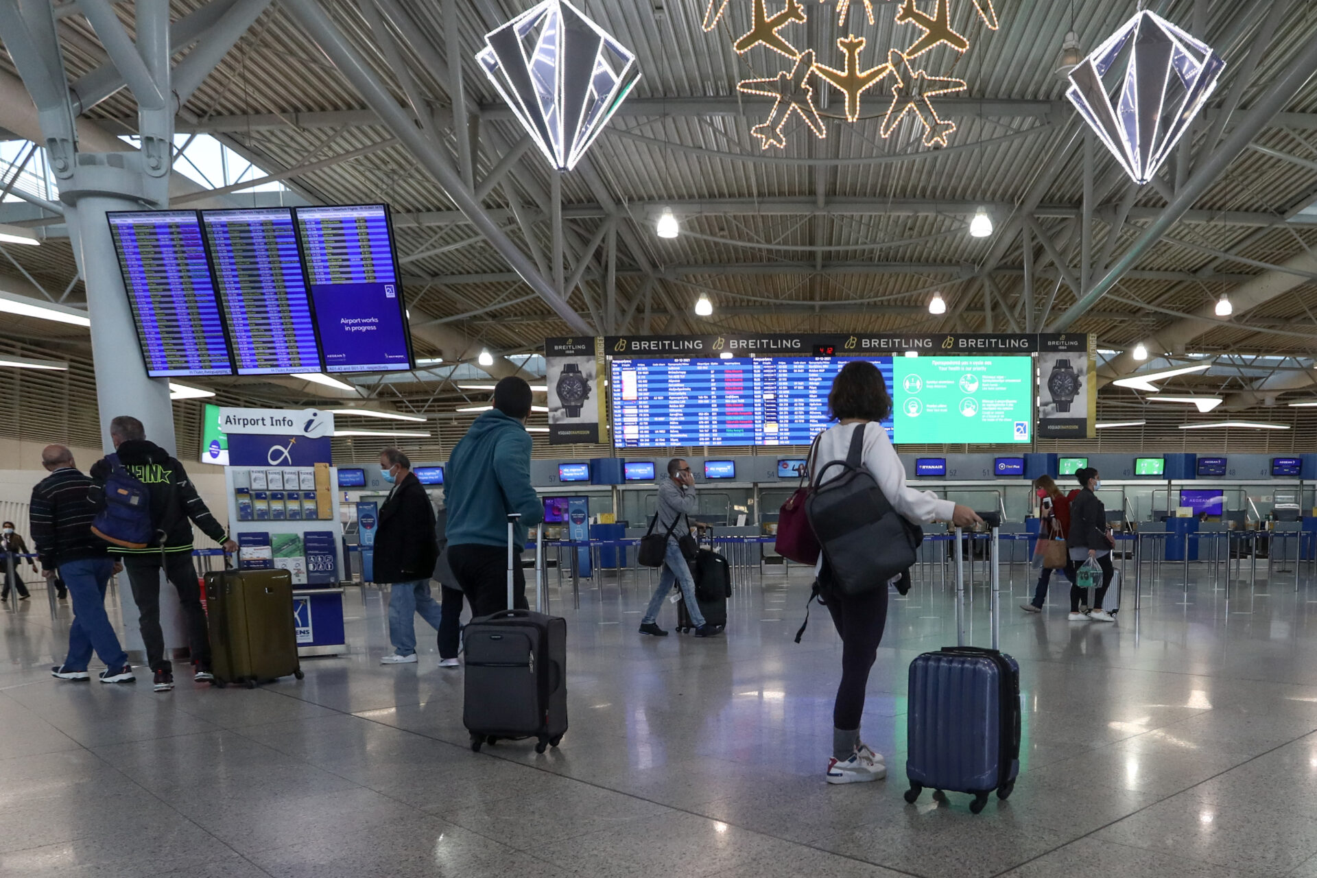 Ταξιδιώτες στο αεροδρόμιο «Ελευθέριος Βενιζέλος»