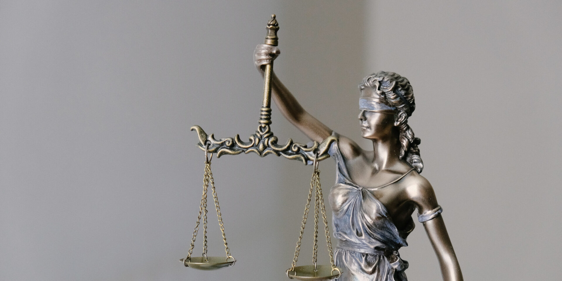 Η Τυφλή Δικαιοσύνη κρατά τον Ζυγό