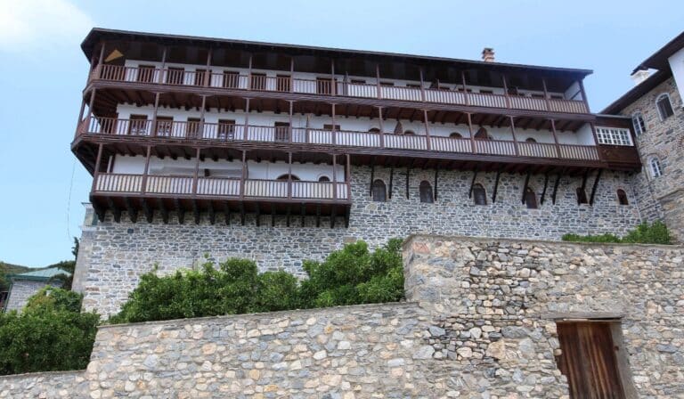 Άγιον Όρος: Ανησυχία για τους θανάτους από κορονοϊό – Κατέληξαν άλλοι δύο μοναχοί