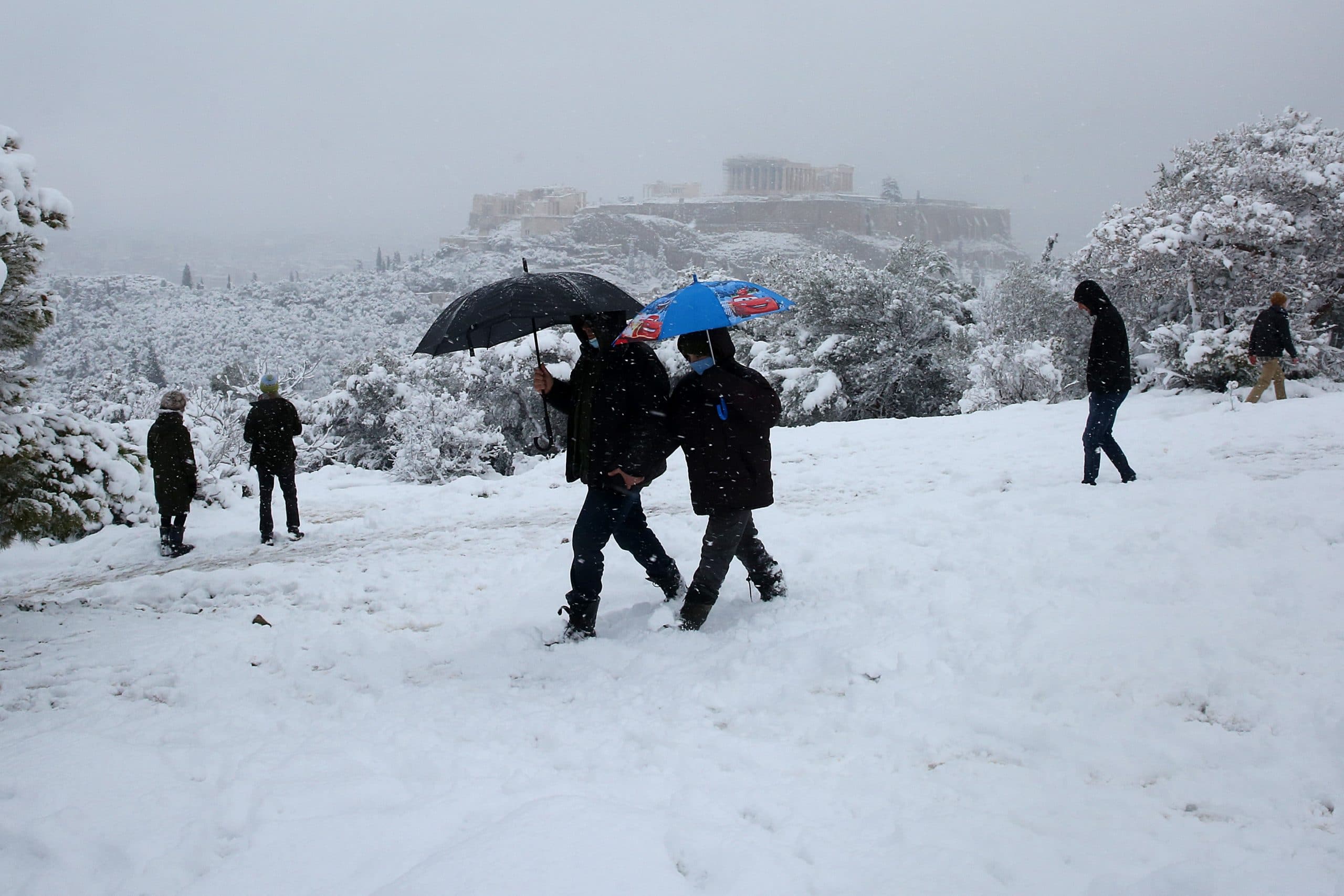 Κόσμος απολαμβάνει βόλτα στο χιόνι στον Λόφο του Στρέφη / Φωτογραφία: ΑΠΕ-ΜΠΕ/Ορέστης Παναγιώτου