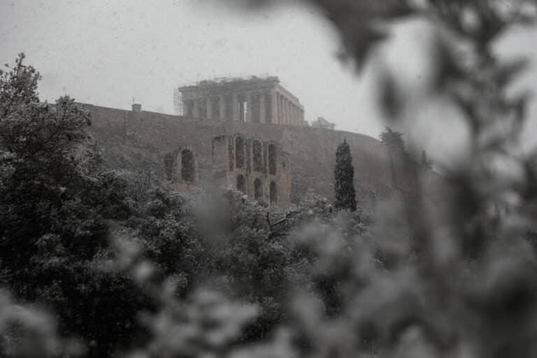 Κακοκαιρία «Ελπίς»: Στα λευκά «ντύθηκε» η Ακρόπολη