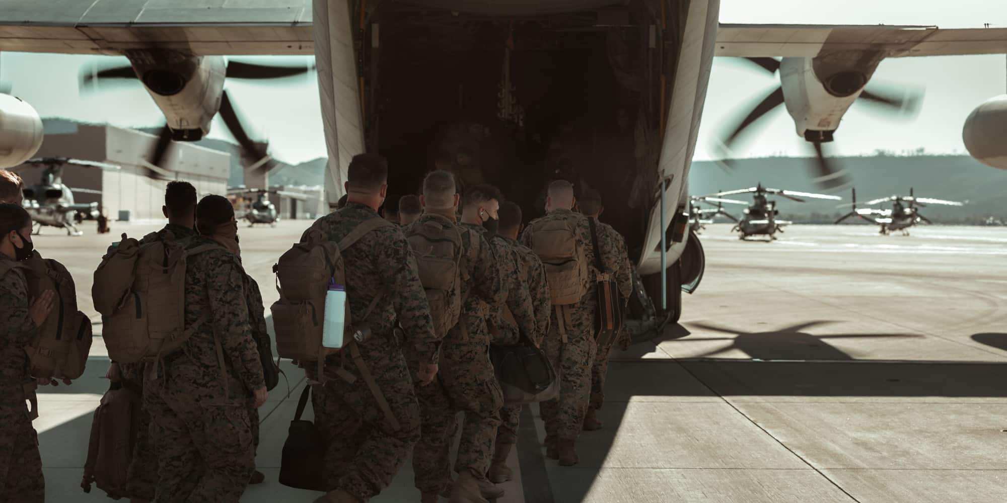Αμερικανοί στρατιώτες επιβιβάζονται σε αεροσκάφος