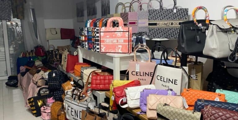 Αρτέμιδα: Μετέτρεψαν μεζονέτα σε «showroom» με προϊόντα μαϊμού (εικόνες & βίντεο)