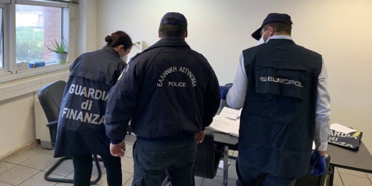 Πολυεθνική αστυνομική επιχείρηση για κύκλωμα διακίνησης μεταναστών – Ξεπερνούν τα 3,5 εκατομμύρια τα κέρδη τους