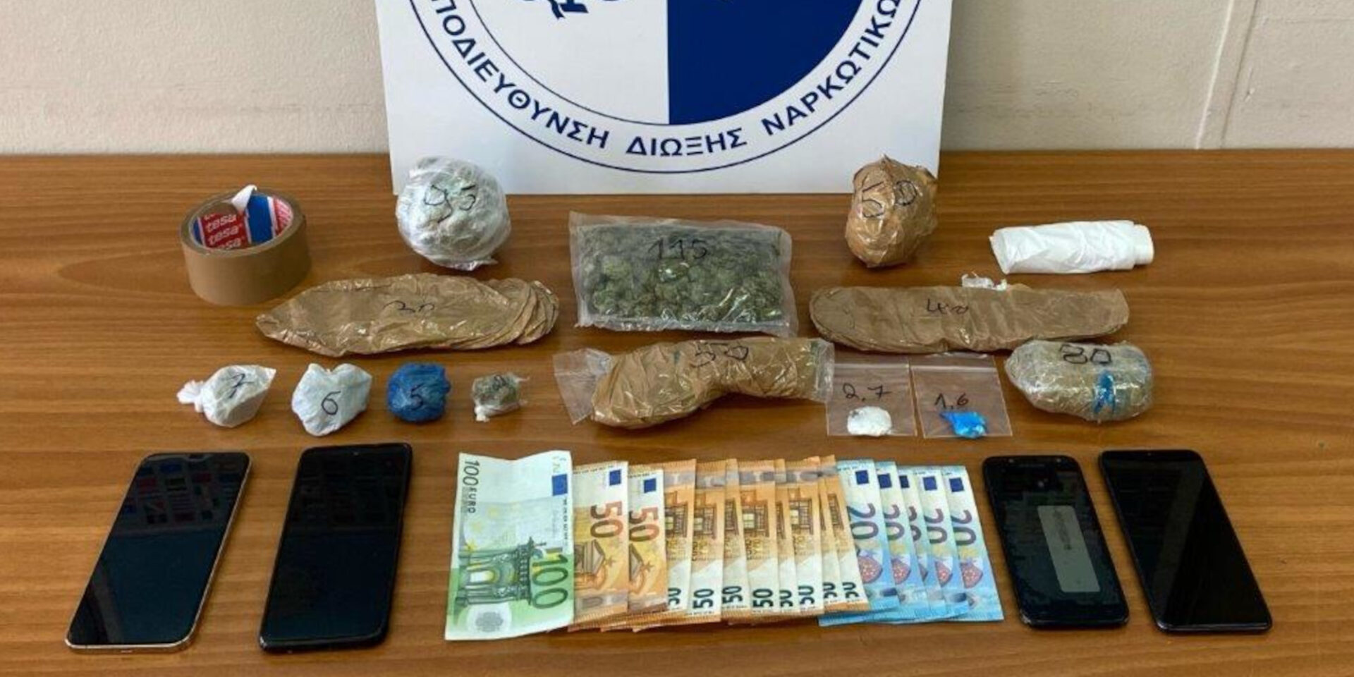 Ναρκωτικά και χρηματικά ποσά που εντόπισαν οι αστυνομικοί