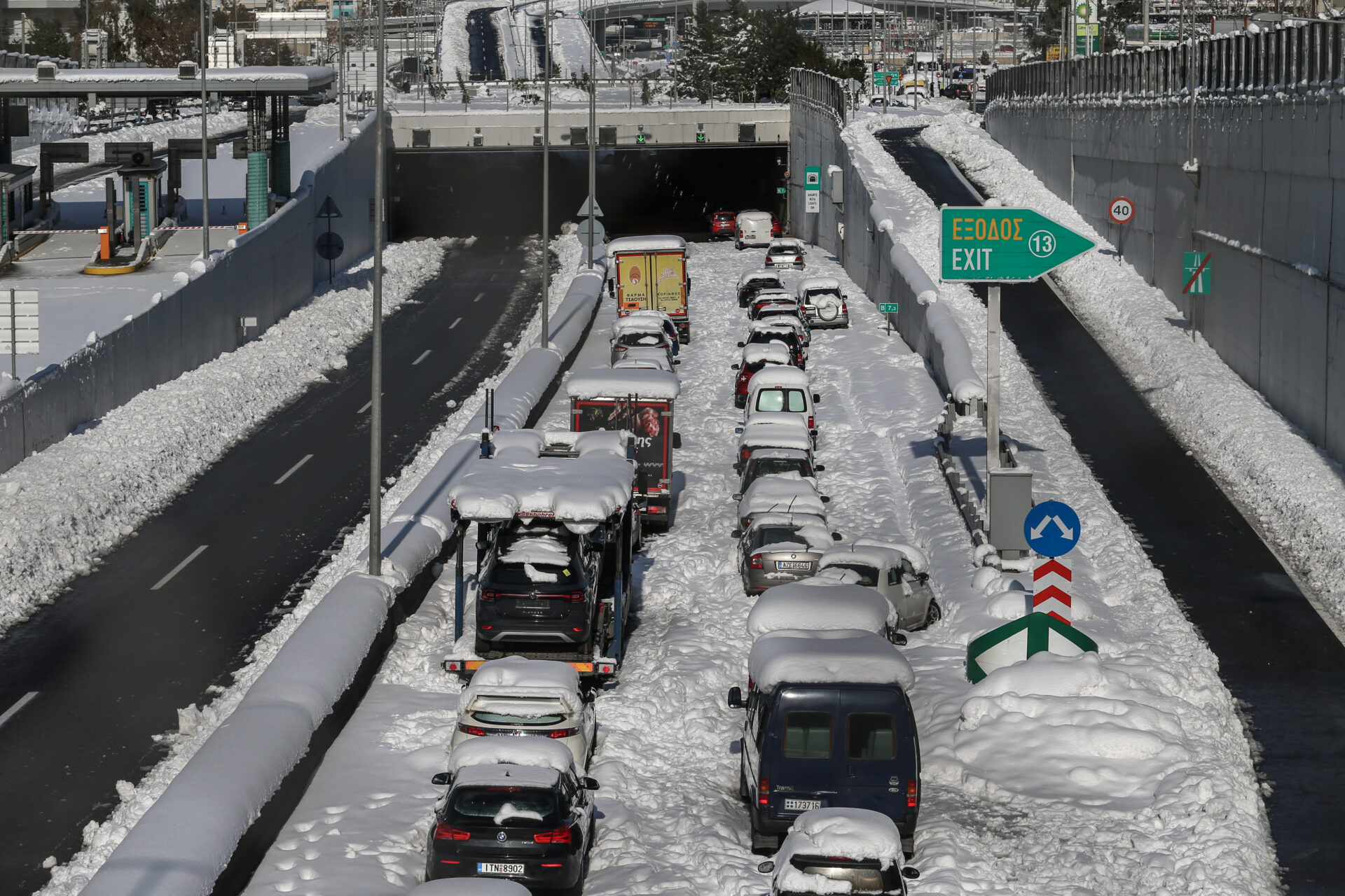 Εγκλωβισμένα αυτοκίνητα στην Αττική Οδό