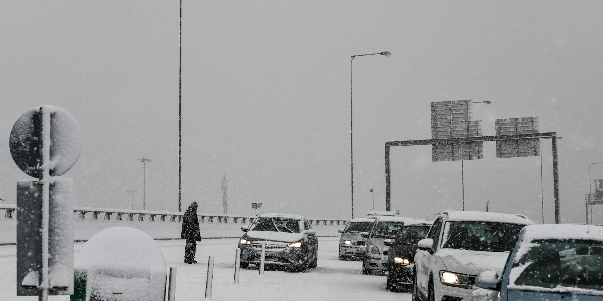 Εγκλωβισμένα αυτοκίνητα στην Αττική οδό