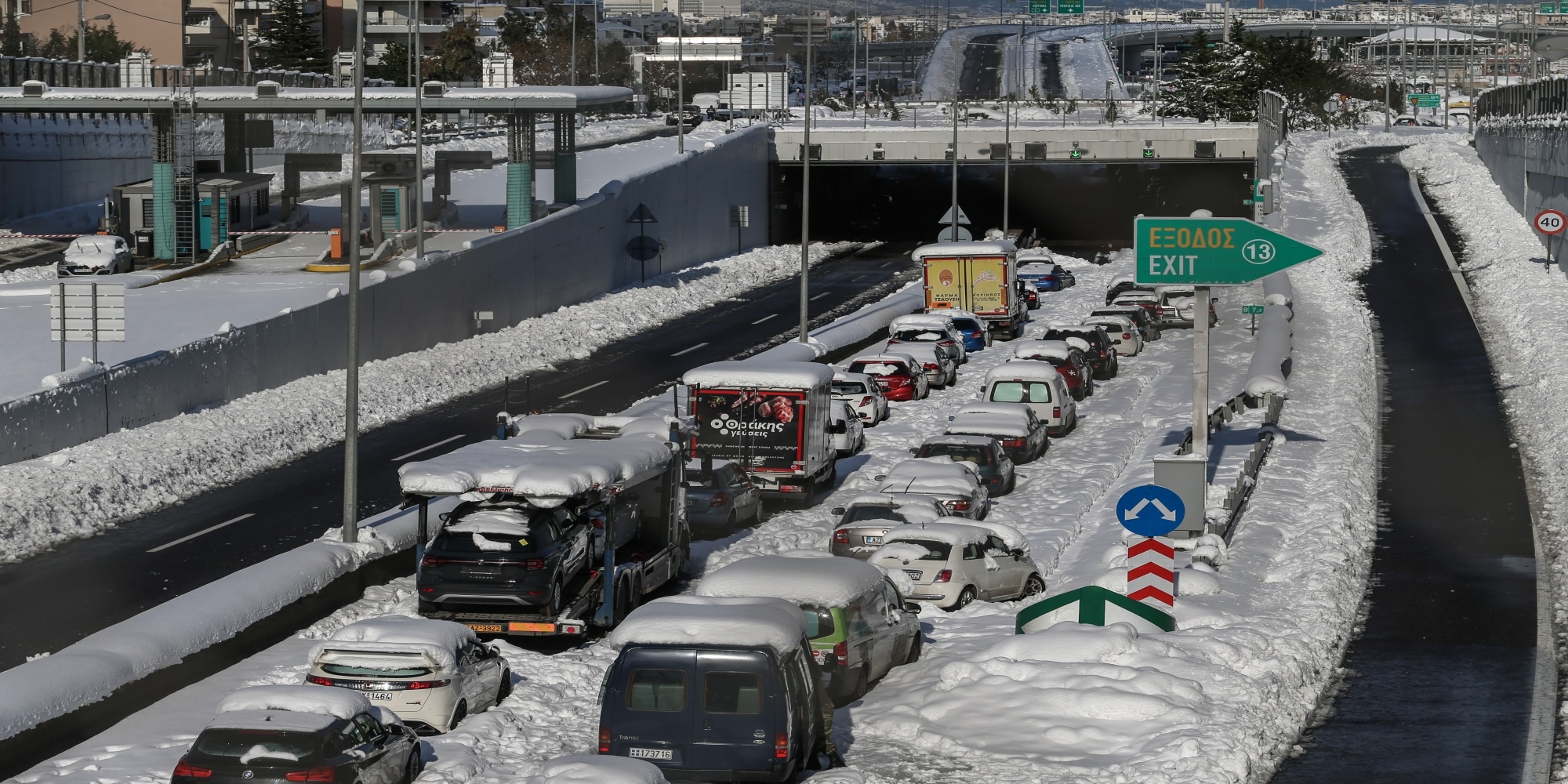 Εγκλωβισμένα αυτοκίνητα στην Αττική Οδό από την ισχυρή χιονόπτωση που προκάλεσε η κακοκαιρία «Ελπίς»