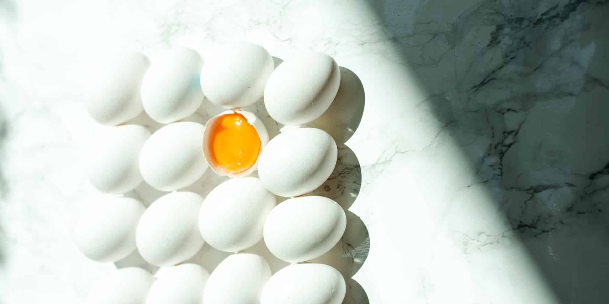 Καρτέλα Αυγών στον πάγκο της κουζίνας