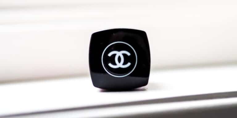 Ένα άλογο έκανε πασαρέλα σε επίδειξη του οίκου Chanel (βίντεο)