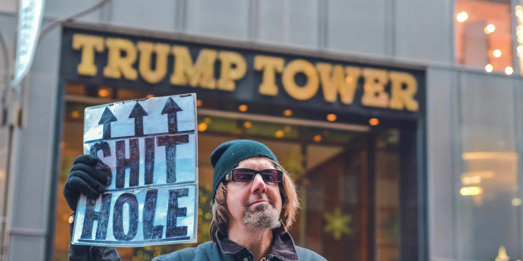 Διαδηλωτής μπροστά από τον πύργο Τραμπ