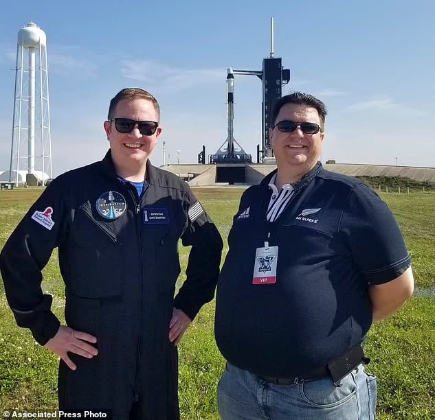 diastima filoi 1 - Πώς ο Κάιλ Χίπχεν κέρδισε εισιτήριο να μπει στο SpaceX του Ελον Μασκ για το διάστημα και δεν ταξίδεψε ποτέ