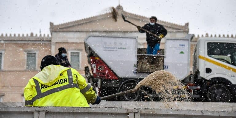 Κακοκαιρία «Ελπίς»: 42 μεγάλα οχήματα του δήμου Αθηναίων «σαρώνουν» την πόλη (εικόνες)