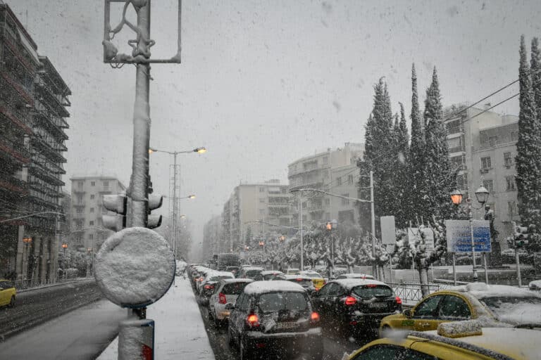 Κακοκαιρία Ελπίς: Αποκλεισμένος επιβάτης υπέστη εγκεφαλικό στην Κατεχάκη