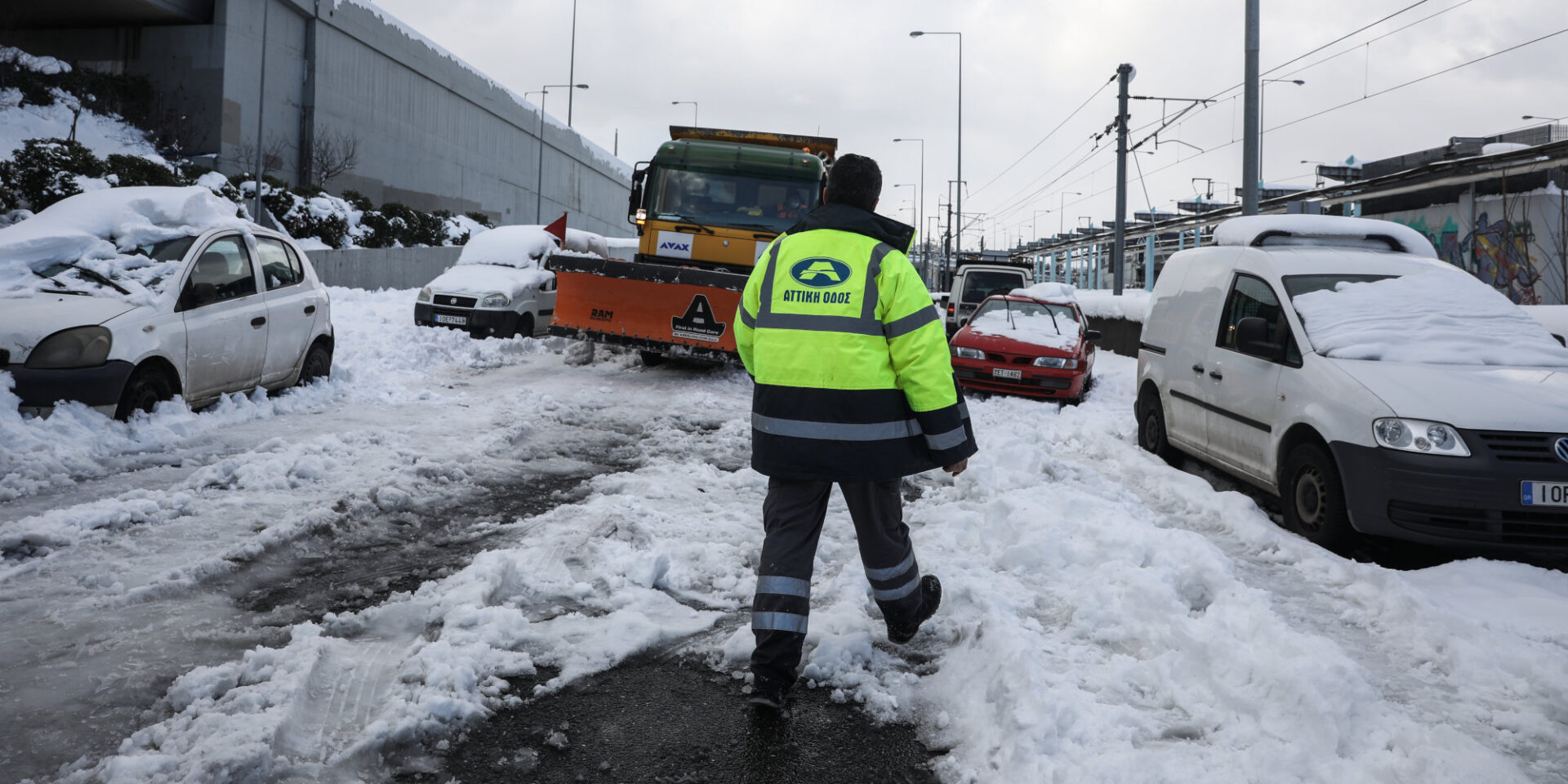 Άνδρας της Αττικής Οδού στην επιχείρηση απεγκλωβισμού οχημάτων