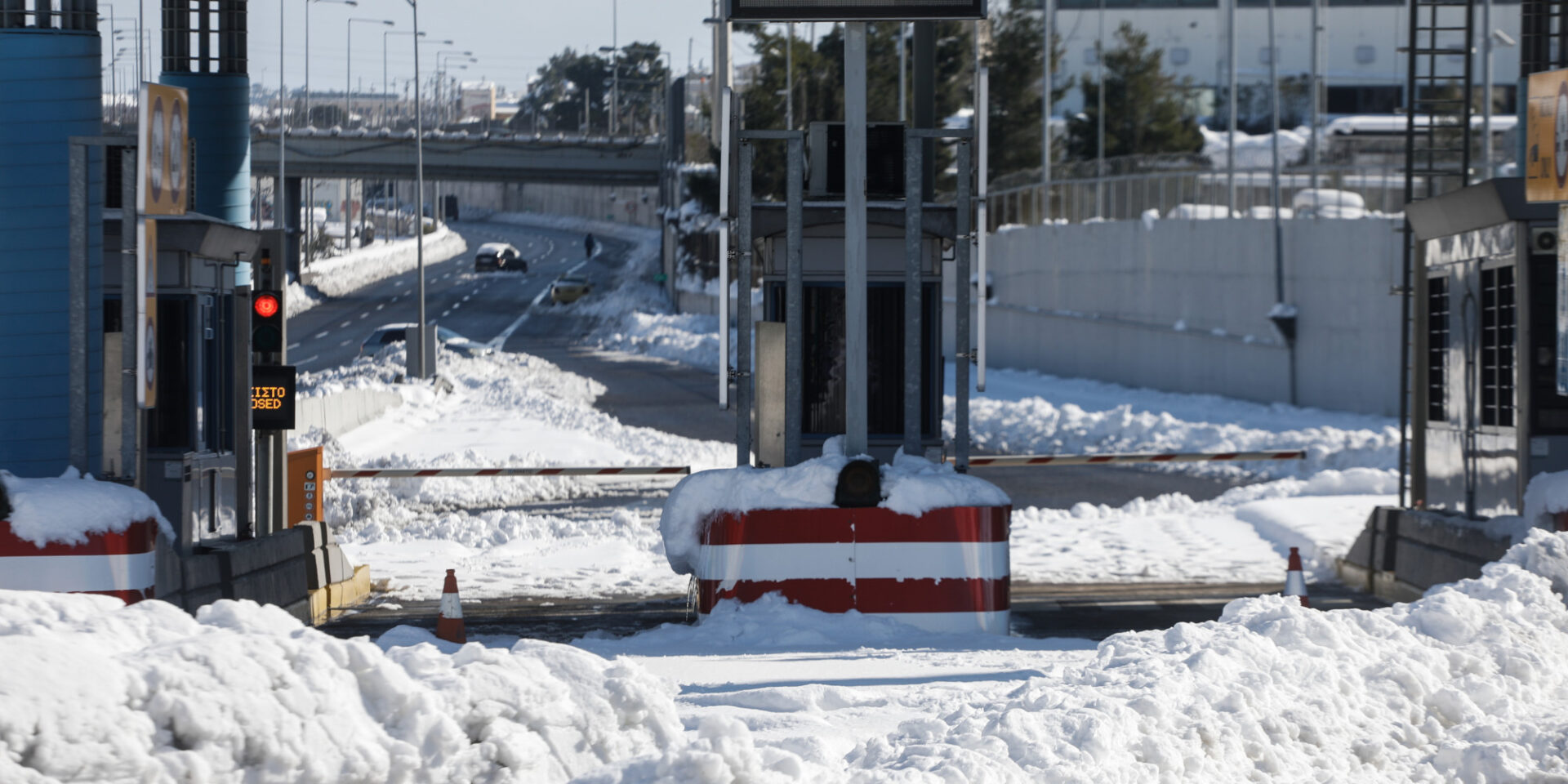 Πάγος και χιόνι στα διόδια της Αττικής Οδού