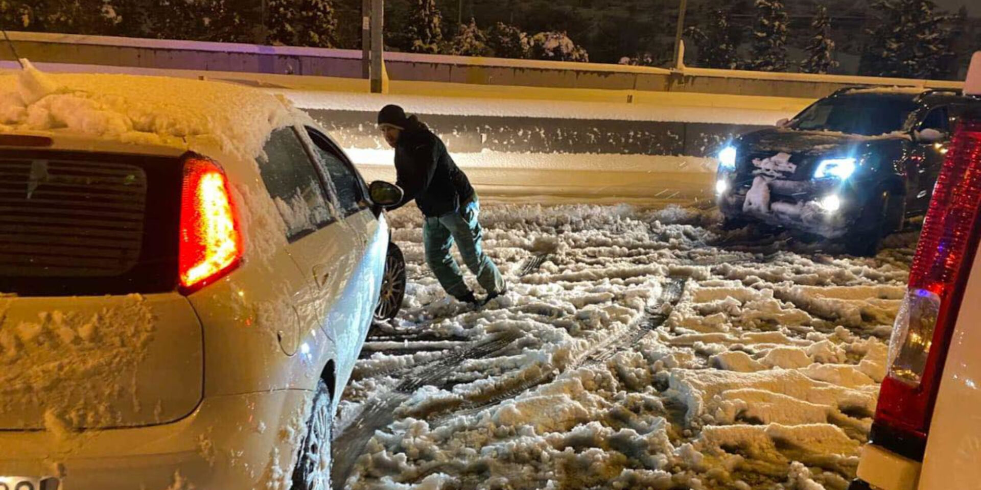 Προσπάθειες απεγκλωβισμού οχημάτων στην Αττική Οδό