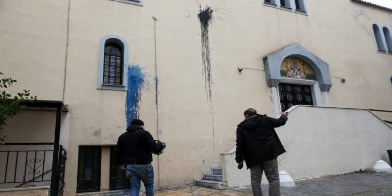 Κάτω Πατήσια: Νέα επίθεση με μπογιές στην εκκλησία που λειτουργούσε ο ιερέας που κατηγορείται για βιασμό