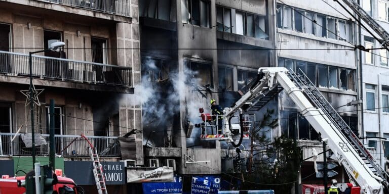 Βομβαρδισμένο τοπίο η Λεωφόρος Συγγρού από έκρηξη σε κτίριο (εικόνες)