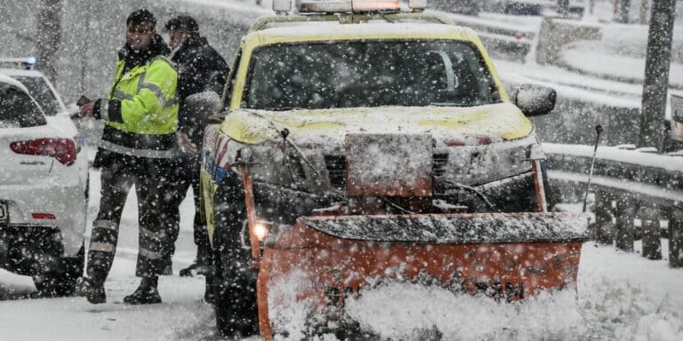 «Γκάζια» Πέτσα σε δημάρχους για τη νέα κακοκαιρία: «Να καθαριστούν άμεσα φρεάτια και δρόμοι»