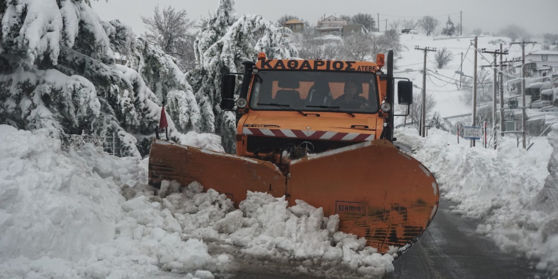 Εκχιονιστικό σε χιονισμένο δρόμο