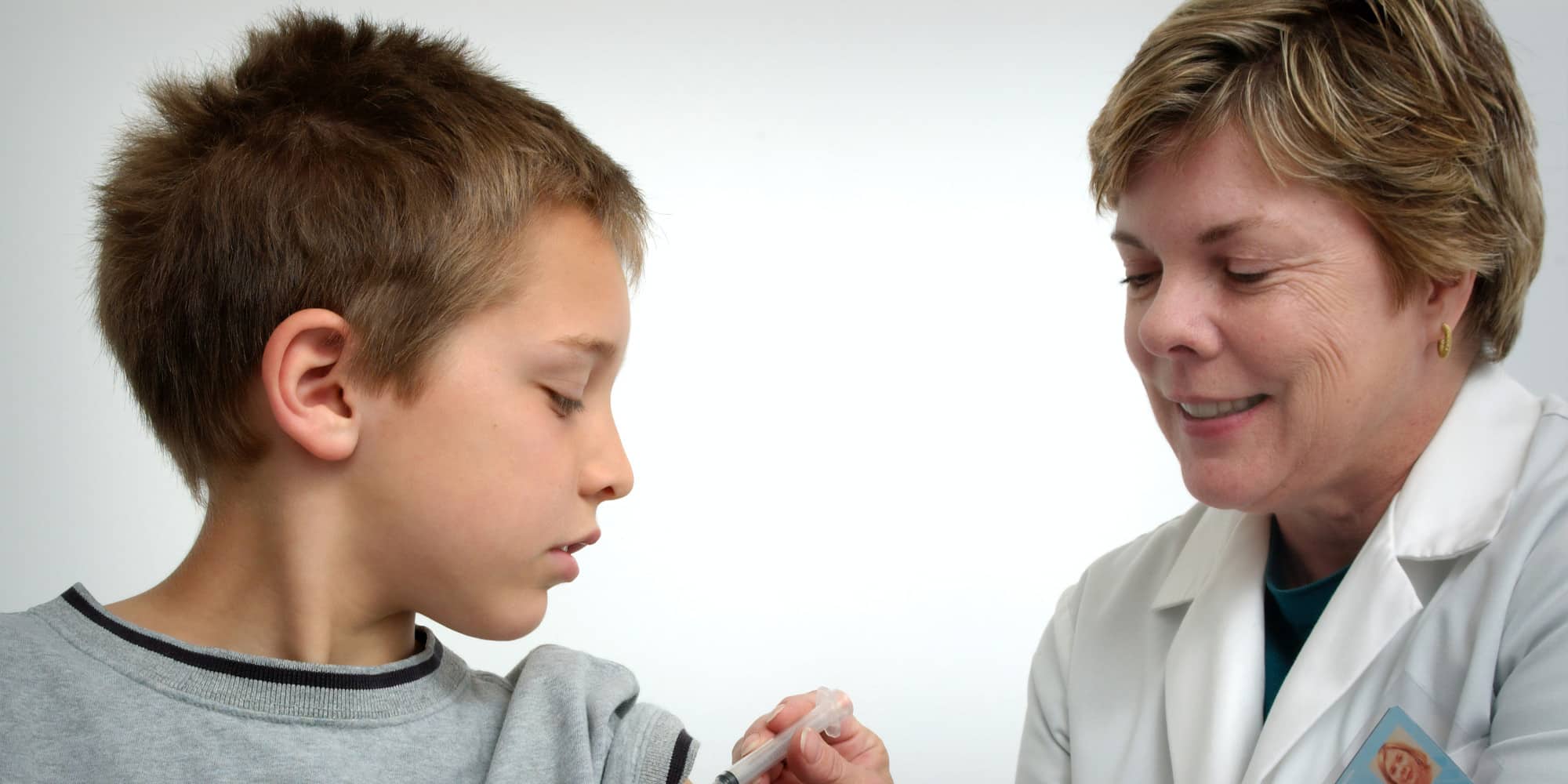 Παιδί λαμβάνει το εμβόλιο ενάντια στον κορονοϊό