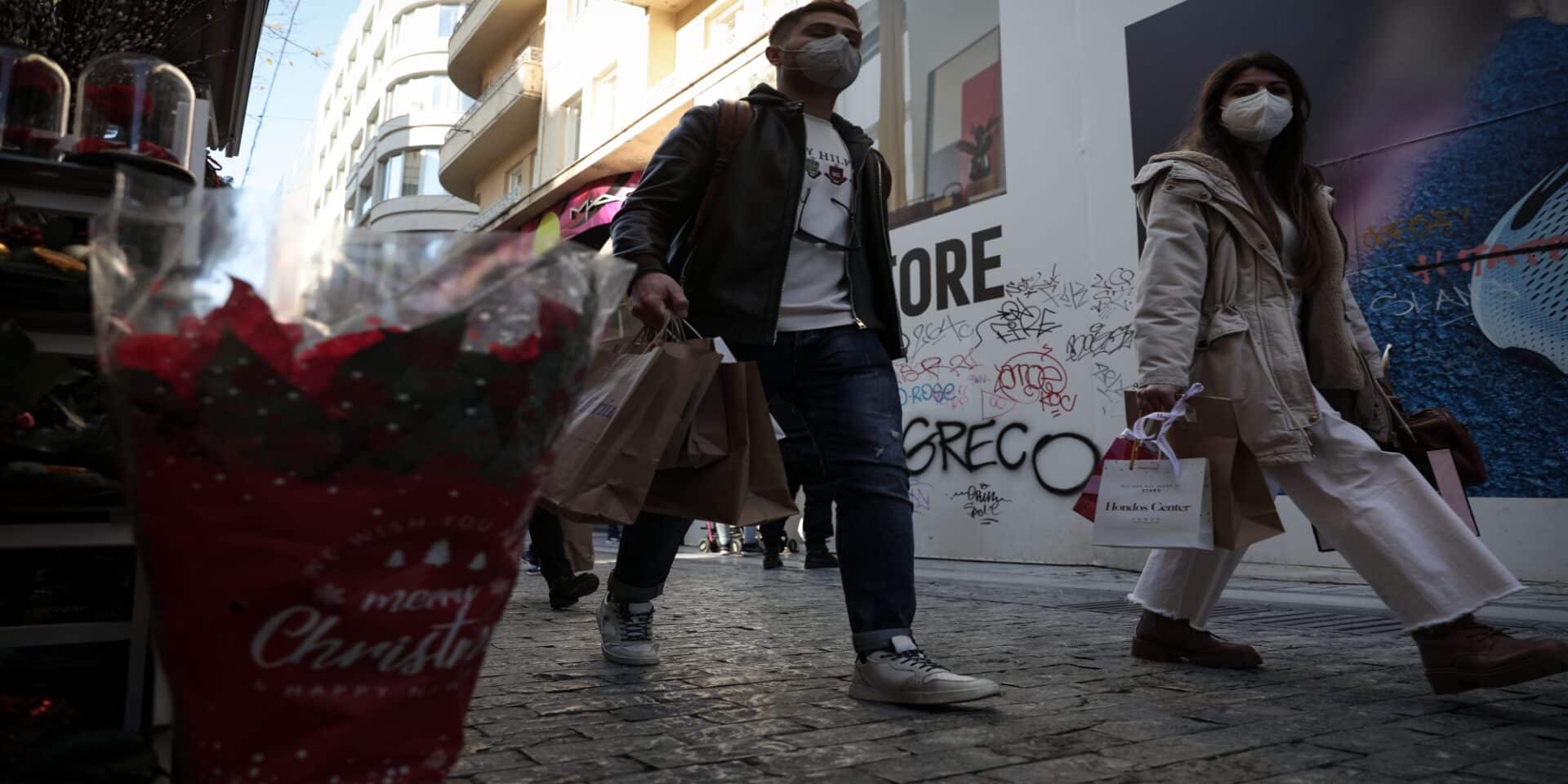 Πολίτες με ψώνια στην Ερμού