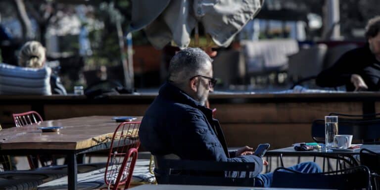 Μέτρα: Επιστρέφει η μουσική, παραμένει το ωράριο – Τι εισηγούνται οι ειδικοί για εστίαση και γήπεδα