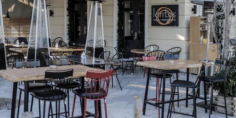 Χαλαρώνουν τα μέτρα και επιστρέφει η μουσική από τη Δευτέρα – Τι θα ισχύει στην εστίαση
