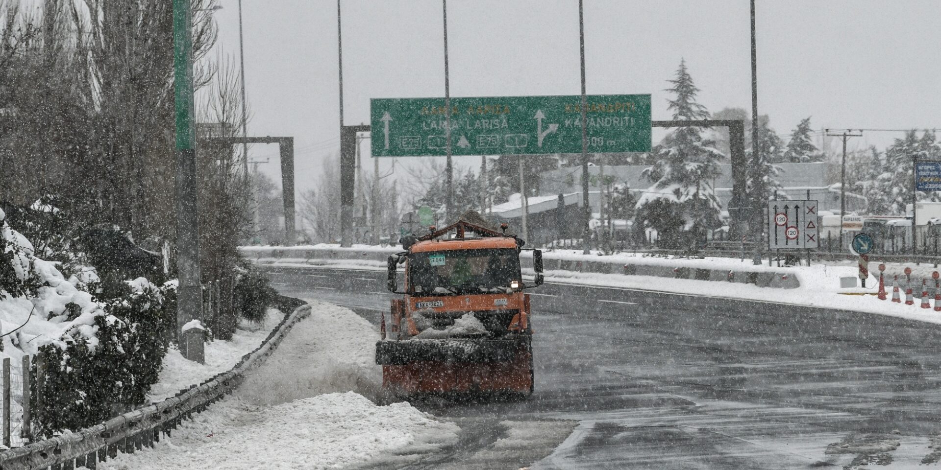 Εκχιονιστικό μηχάνημα στην εθνική οδό Αθηνών - Λαμίας