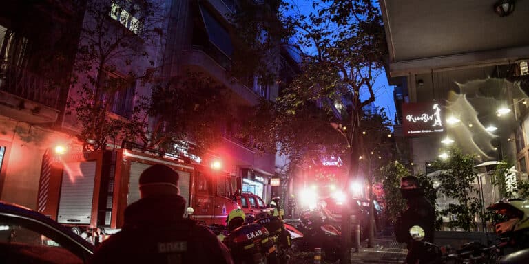 Μεγάλη πυρκαγιά στο Κολωνάκι – Νεκρή μία 85χρονη γυναίκα