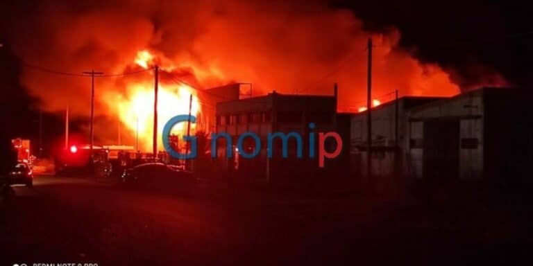 Πάτρα: Πυρκαγιά ξέσπασε σε εργοστάσιο με φέρετρα (εικόνες & βίντεο)